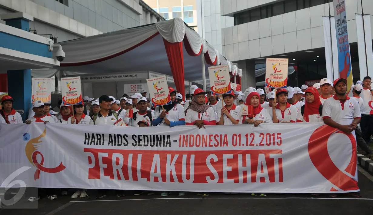 Sebuah spanduk dibentangkan saat memperingati Hari AIDS Sedunia di Kemenhub, Jakarta, Minggu (6/12/2015). Peringatan ini diramaikan dengan kegiatan jalan sehat dan sosialisasi di lapangan silang Monas. (Liputan6.com/Gempur M Surya)