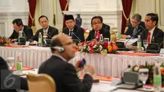 Presiden Jokowi saat rapat dengan Presiden Mesir Abdel Fattah Al Sisi di Istana Merdeka, Jakarta, Jumat (4/9/2015). Rapat tersebut membahas kerjasama ekonomi antara Mesir dengan indonesia. (Liputan6.com/Faizal Fanani)