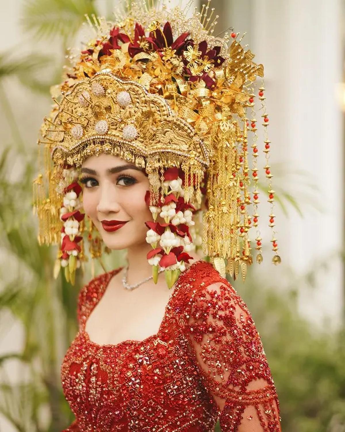 6 Pesona Glamor Febby Rastanty dalam Balutan Adat Palembang di Resepsi Pernikahan, Gemulai Menari Pagar Pengantin