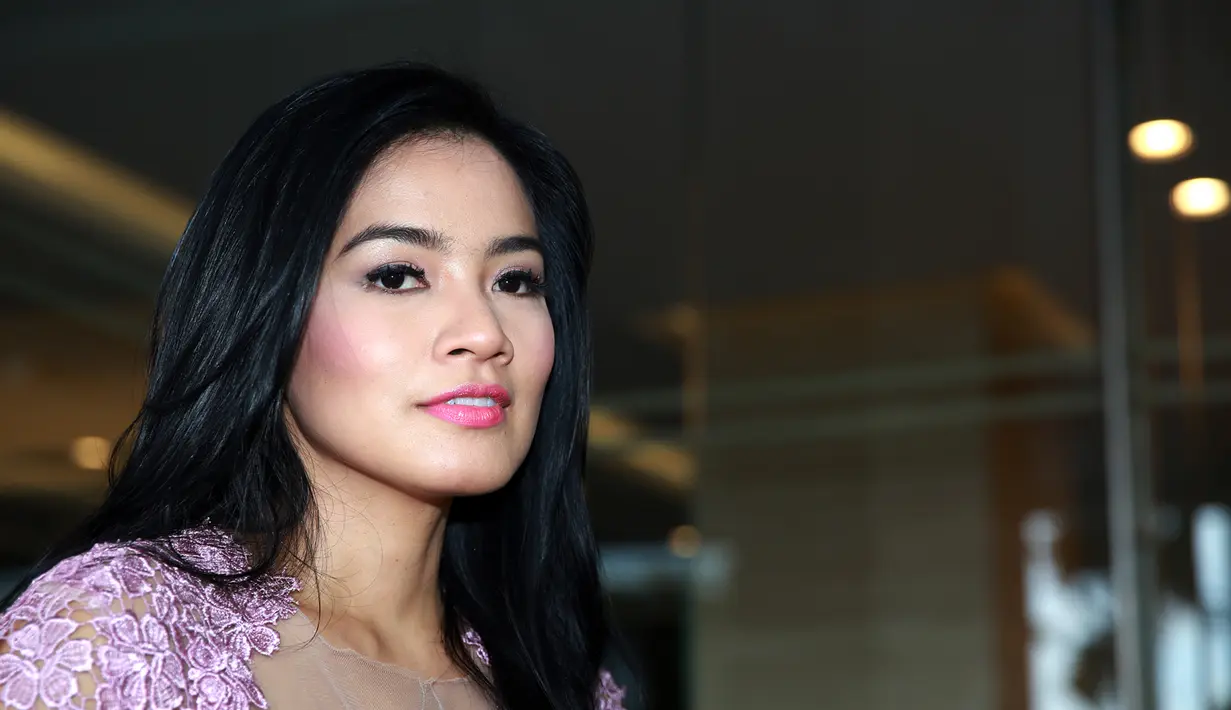 "Karena kan kita liburan publik figur. Kalo orang kantoran kan waktu libur dan cuti. Kalo aku carinya orang udah aktifitas baru kita libur. Karena pas akhir tahun pasti semua pada libur jadi takutnya ramai," ujarnya. (Deki Prayoga/Bintang.com)