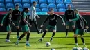 Penyerang Portugal, Cristiano Ronaldo bersama rekan-rekannya mengikuti latihan tim di stadion Algarve di Faro (13/11/2019). Portugal akan bertanding melawan Lithuania pada Grup B Kualifikasi Piala Eropa 2020 di Estádio Algarve. (AFP Photo/Patricia De Melo Moreira)