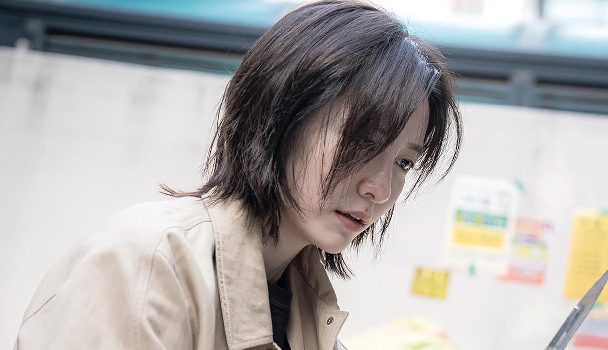 <p>Lee Kang Hyun menjadi pemimpin tim wanita pertama di Departemen Pembunuhan dan seorang detektif veteran yang lulus dari akademi kepolisian. (Foto: SBS)</p>