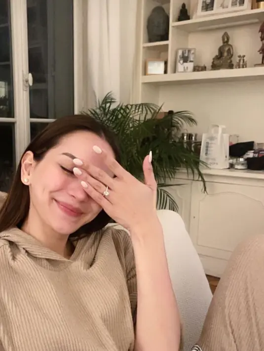 Di depan orang terdekat di rumah orang tua, Alyssa tak hentinya memamerkan cincin berlian. Cincin ini jadi bukti keseriusan Al Ghazali untuk membangun keluarga bareng Alyssa. (Liputan6.com/IG/@alyssadaguise)