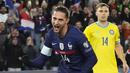 Gelandang Prancis, Adrien Rabiot berselebrasi usai mencetak gol ke gawang Kazakhstan pada kualifikasi grup D Piala Dunia 2022 di stadion Parc des Princes di Paris, Minggu (14/11/2021). Prancis menang telak atas Kazakhstan 8-0 dan berhak lolos ke Piala Dunia 2022 di Qatar. (AP Photo/Michel Euler)
