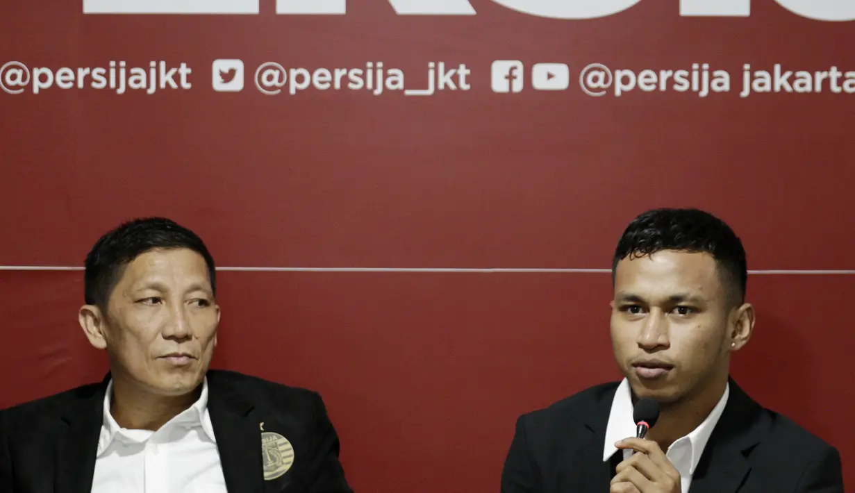 Pemain baru Persija Jakarta, Osvaldo Haay, didampingi Ferry Paulus, saat perkenalan di Kantor Persija, Kuningan, Jakarta, Senin, (10/2/2020). Pemain andalan Timnas Indonesia U-23 itu resmi memperkuat Macan Kemayoran musim depan. (Bola.com/M Iqbal Ichsan)