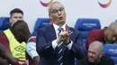 Pelatih Leicester, Claudio Ranieri, memberikan arahan kepada anak asuhnya saat laga Liga Premier Inggris melawan West Ham di Stadion King Power, Leicester, Minggu (17/4/2016). Leicester kini menyisakan 4 laga sisa pada musim ini. (AFP/Adrian Dennis)