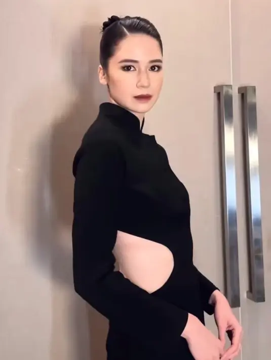 Laura Basuki tampil memukau dalam balutan kebaya janggan modifikasi dengan detail cut out di bagian pinggang dari Kraton. [@laurabas].