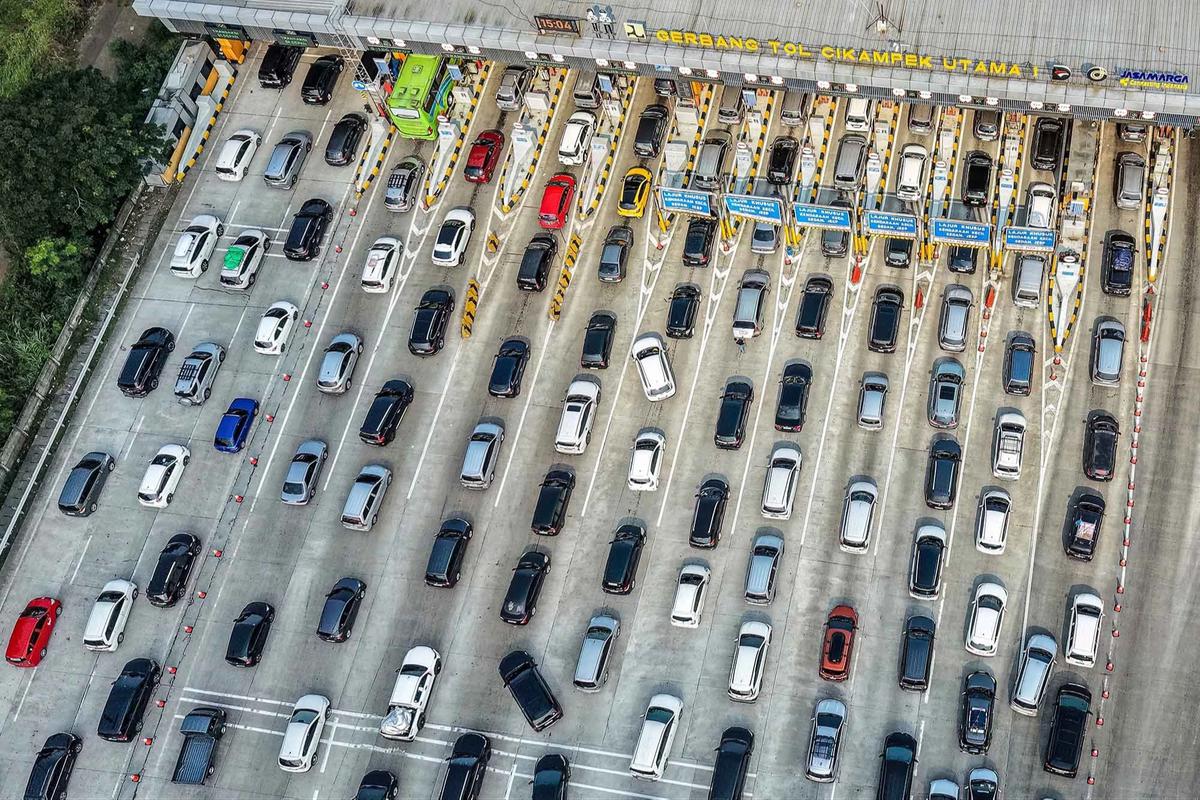 FOTO: Kemacetan Mengular di Gerbang Tol Cikampek Jelang Puncak Arus  Mudik Lebaran 2026
