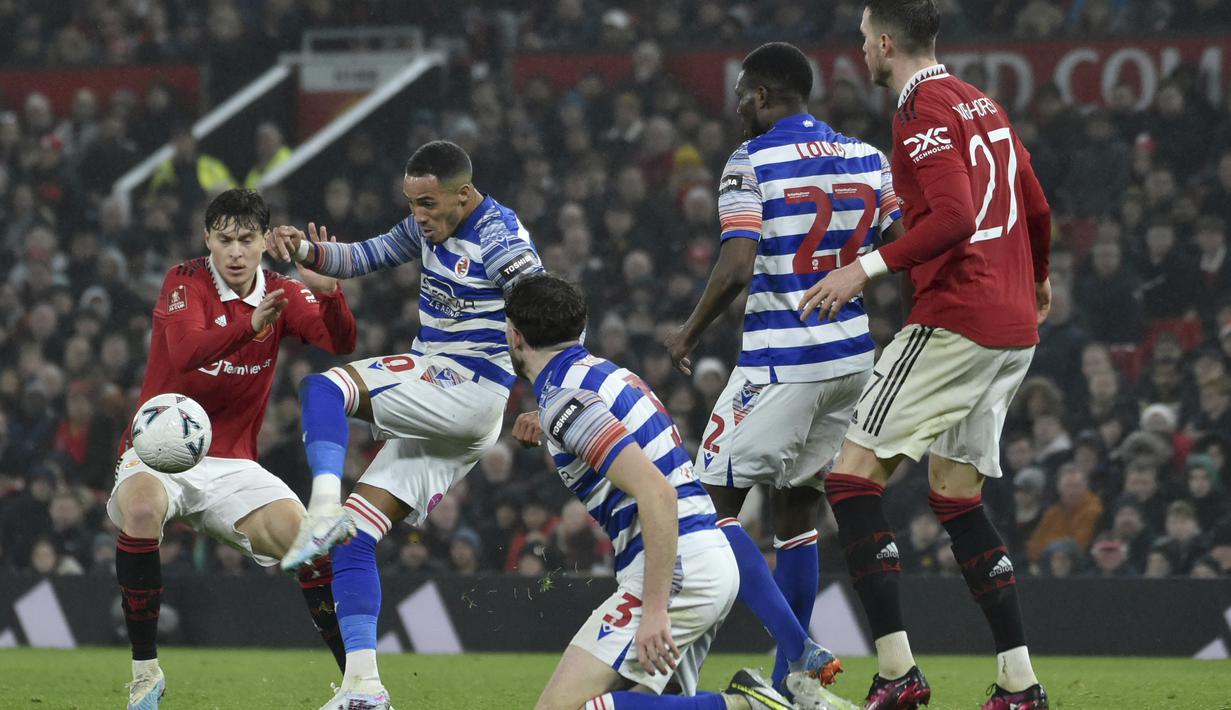 Hingga babak pertama usai, Manchester United masih belum mammpu membongkar pertahanan rapat Reading untuk mencetak gol. (AP Photo/Rui Vieira)