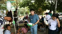 Seorang petugas medis dikelilingi oleh para penyintas gempa magnitudo 7,7 yang membutuhkan perhatian di sebuah rumah sakit di Naypyidaw pada Jumat (28/3/2025). (Dok. AFP/Sai Aung Main)