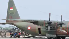 Tim BPPT dan TNI AU memasukkan alat TMC (Teknologi Modifikasi Cuaca) di Bandara Halim Perdana Kusuma, Jakarta, (01/11/2015). Tim BPPT dan TNI AU melakukan persiapan modifikasi cuaca untuk penanggulangan bencana asap. (Liputan6.com/Andrian Martinus)