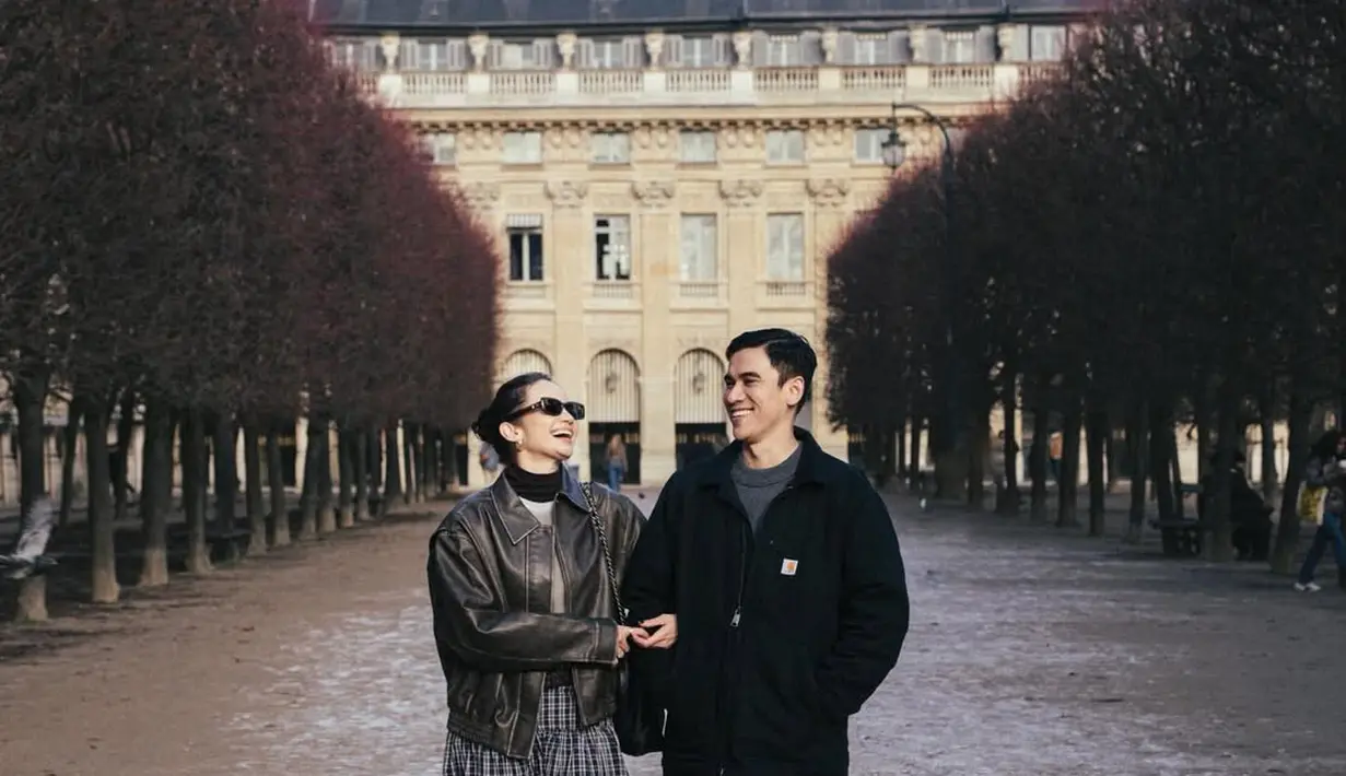 Di balik kerudungnya, Enzy Storia menata rambut panjangnya dengan updo yang simple [@enzystoria]