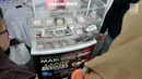 Berbagai jenis narkoba dipamerkan selama car free day (CFD) di Bundaran HI, Jakarta, Minggu (6/5). Pameran ini digelar oleh Polres Metro Jakarta Selatan. (Merdeka.com/Iqbal Nugroho)