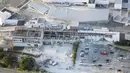Gambar udara ini menunjukkan AEON Mall yang rusak akibat gempa bumi di Kashima, prefektur Kumamoto, Jepang selatan, Selasa, 28 Juli 2026. (Kyodo News via AP)