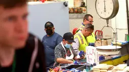 Orang-orang berkumpul di dalam Grand Central Market di Los Angeles, California (3/3/2022). Los Angeles County diperkirakan akan mencabut mandat masker dalam ruangan besok, sementara negara bagian California mengizinkan mandat masker dalam ruangan berakhir 15 Februari. (Mario Tama/Getty Images/AFP)