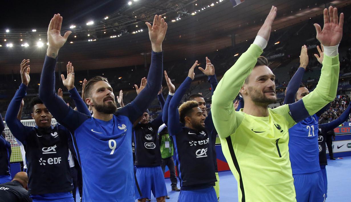 Kiper Prancis, Hugo Lloris memimpin rekan setimnya memberikan salam kepada fans usai mengalahkan Belarusia pada kualifikasi Piala Dunia 2018 grup A di Stade de France stadium, Saint-Denis (10/10/2017). Prancis menang 2-1.(AP/Michel Euler)