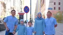 Ashanty yang sedang menjalankan ibadah Umroh bersama keluarganya pun memilih baju Lebaran lace berwarna biru muda yang serasi dengan anggota keluarga lainnya. [Foto: Instagram/ashanty_ash]