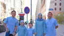 Ashanty yang sedang menjalankan ibadah Umroh bersama keluarganya pun memilih baju Lebaran lace berwarna biru muda yang serasi dengan anggota keluarga lainnya. [Foto: Instagram/ashanty_ash]