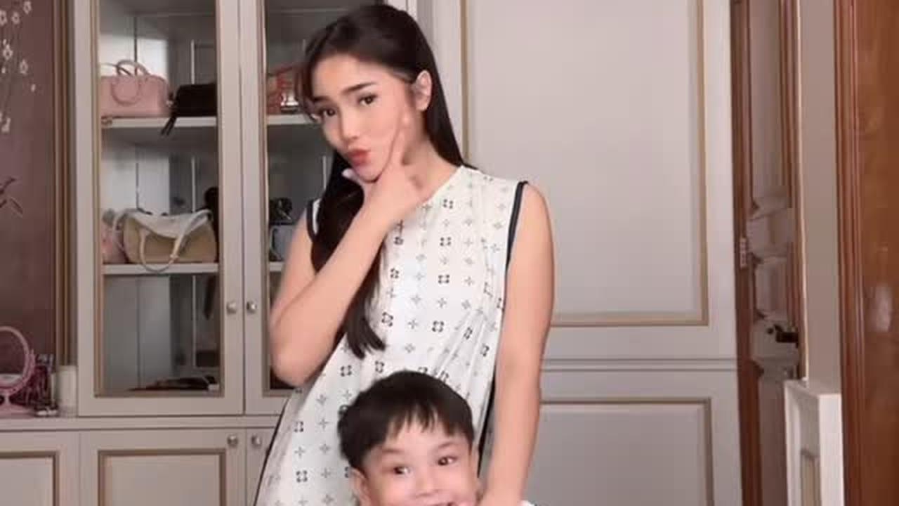 Latihan Tari Piring di Sekolah, Ini 7 Potret Gala Sky yang Ekspresinya Menggemaskan - Paling Sumringah