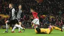 Striker Manchester United (MU), Mason Greenwood (tengah) berlari sambil merayakan gol ke gawang Partizan pada matchday keempat Grup L Liga Europa di Old Trafford, Kamis (7/11/2019). Tampil di hadapan pendukungnya sendiri, MU mengalahkan Partizan Belgrade 3-0. (Oli SCARFF / AFP)