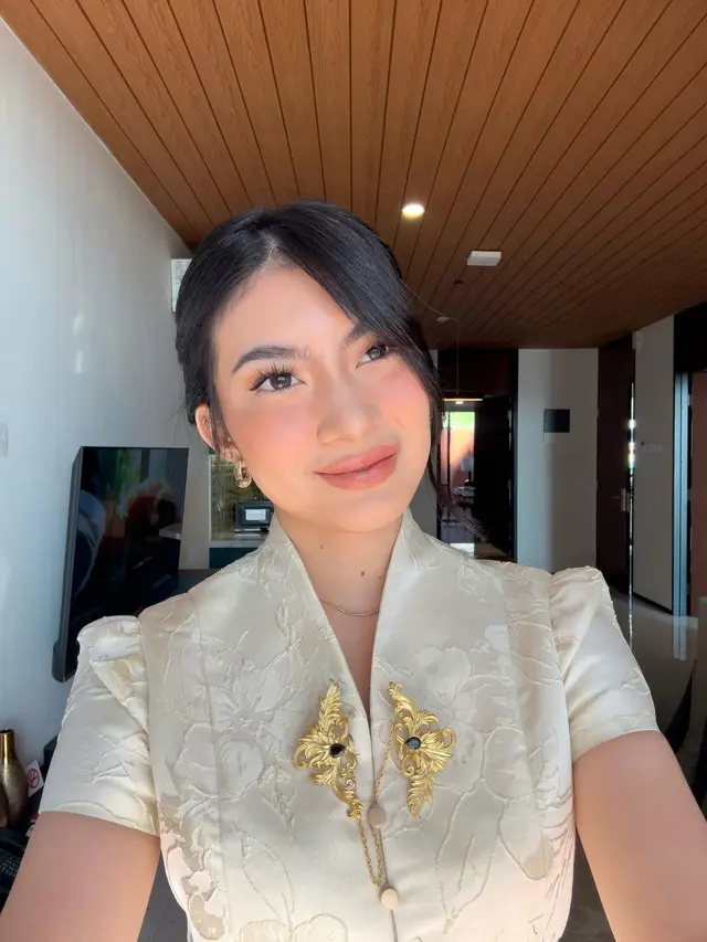 Model Kebaya Peplum Inka Andestha saat Hadiri Wisuda Pratama Arhan