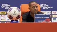 Pelatih berkebangsaan Belanda tersebut mengaku sangat kecewa dengan hasil akhir pertandingan tersebut yang membuat Timnas Indonesia gagal mentas di Piala Dunia 2026. (Bola.com/Hery Kurniawan)
