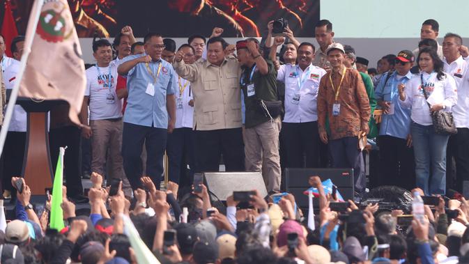 Momen Prabowo di Hari Buruh: Naik Maung Putih, Joget Silat, hingga Lepas Kemeja Safari