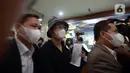 Indra Kesuma alias Indra Kenz (tengah) tiba di Gedung Bareskrim, Jakarta, Kamis (24/2/2022). Indra Kenz menjalani pemeriksaan terkait kasus dugaan penipuan investasi bodong aplikasi trading binary option Binomo. (merdeka.com/Imam Buhori)
