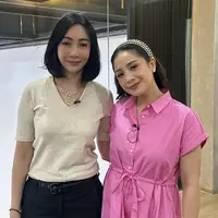 Suasana Rahardjo tampil begitu awet muda. Ia memiliki gaya fashion yang sederhana. Melengkapi OOTD kasualnya, ia tampak melengkapi gayanya dengan kalung yang memikat. [Foto: Instagram/ Suasana Rahardjo]