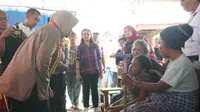 Menteri Sosial Tri Rismaharini saat mengunjungi ibu Maria Evin di Desa Golo Wune, Kecamatan Lamba Leda Selatan, Kabupaten Manggarai Timur (Liputan6.com/Ola Keda)