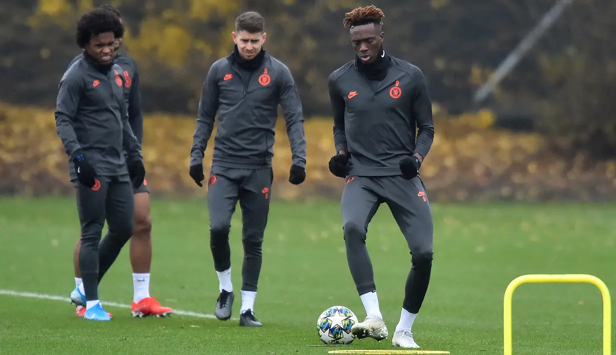 Pemain Chelsea Willian (kiri), Cesar Azpilicueta (tengah), dan Tammy Abraham (kanan) berlatih bersama jelang menghadapi Valencia pada penyisihan Grup H Liga Champions di Cobham Training Centre, Stoke D'Abernon, Inggris, Selasa (26/11/2019). (Glyn KIRK/AFP)