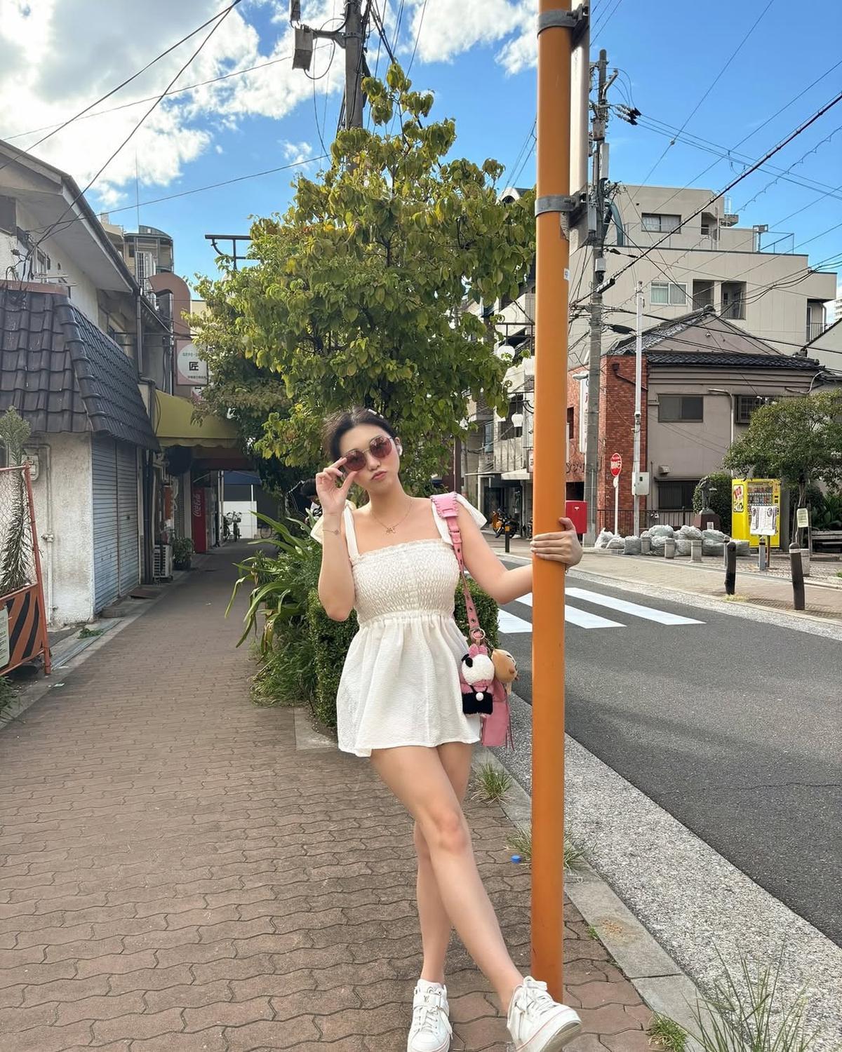 Potret Livy Renata dengan Outfit Casual, Dari Pakai Hoodie hingga Tanktop