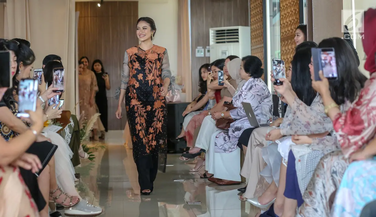 Tyna Kanna Mirdad mengenakan busana hasil rancangannya bersama Cynthia Vicario saat acara fashion show bertajuk Flora di Menteng,  Jakarta, Kamis (9/5/2019). Fashion show bertajuk FLORA merupakan koleksi busana menyambut bulan Ramadan. (Liputan6.com/Fery Pradolo)