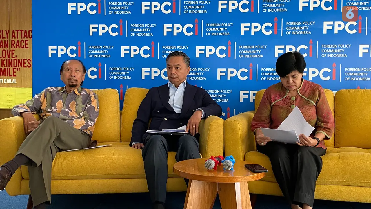 Pendiri Foreign Policy Community of Indonesia (FPCI), Dino Patti Djalal menyoroti kunjungan Presiden Republik Indonesia Prabowo Subianto ke sejumlah negara (Dok. Liputan6.com/Teddy Tri Setio Berty).