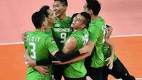 Tim voli putra Indonesia mengalahkan Thailand pada fase klasifikasi peringkat 1 sampai 12 Asian Games 2018 di Istora Gelora Bung Karno, Senayan, Jakarta, Minggu (26/8/2018). (foto: instagram.com/volinesia)