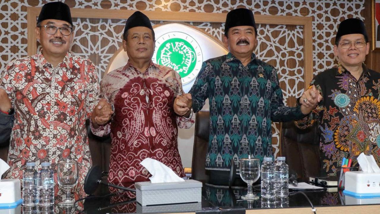Menteri Koordinator Politik, Hukum dan Keamanan (Menkopolhukam) Hadi Tjahjanto (kedua kanan) bersama Wakil Ketua Umum Majelis Ulama Indonesia (MUI) Marsudi Syuhud (kedua kiri) Ketua MUI Bidang Ekonomi Lukmanul Hakim (kiri) dan Sekjen MUI Amirsyah Tambunan