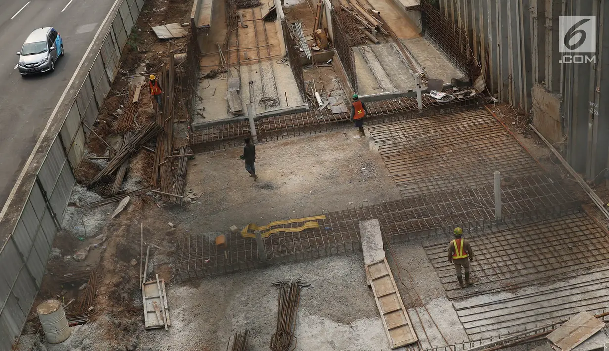 Pekerja menyelesaikan pembangunan proyek kereta ringan (Light Rail Transit/LRT) di kawasan Kampung Makassar, Jakarta, Rabu (19/7). Pembangunan LRT ini ditargetkan pada Agustus 2018 selesai untuk pekerjaan sipil. (Liputan6.com/Immanuel Antonius)