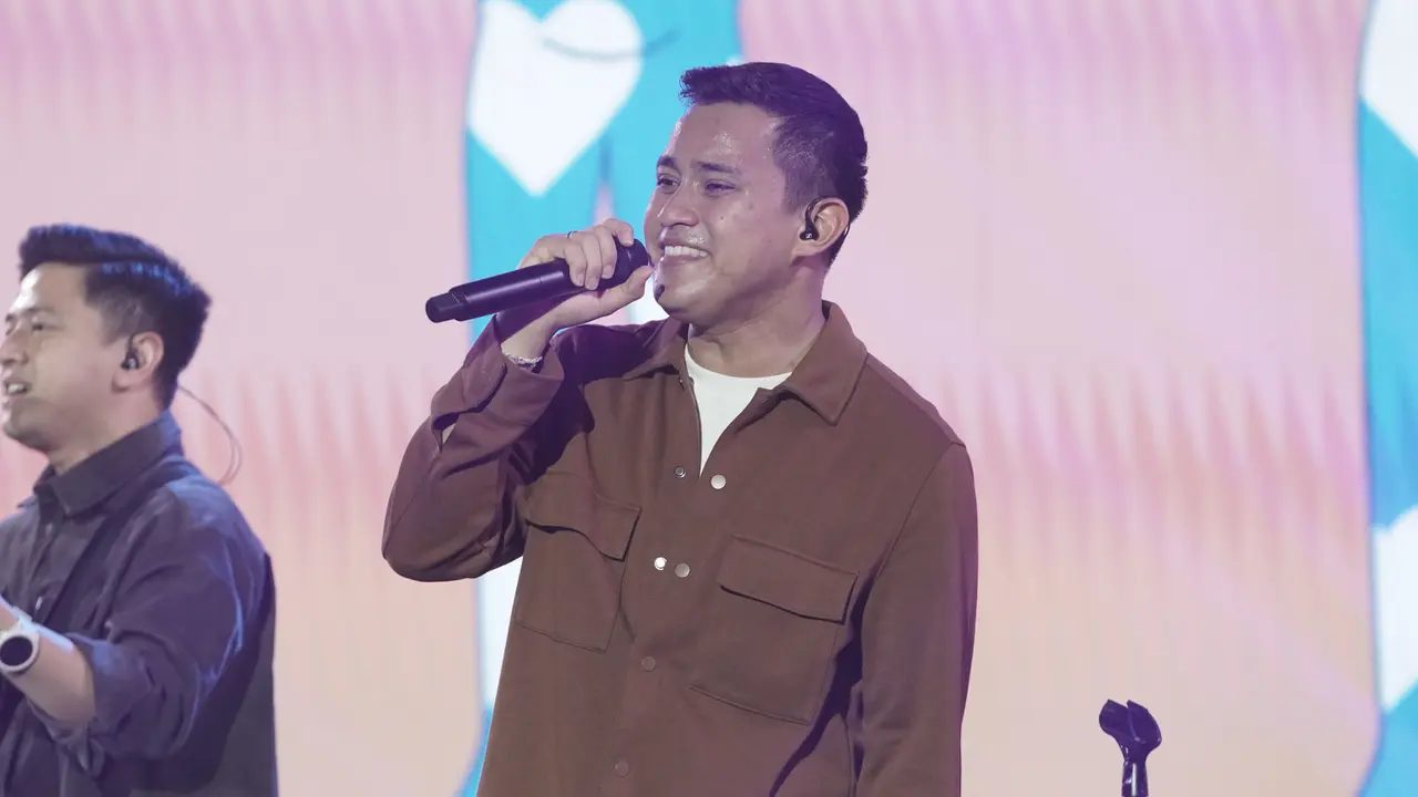 Ilham Aditama, vokalis grup musik HIVI!.