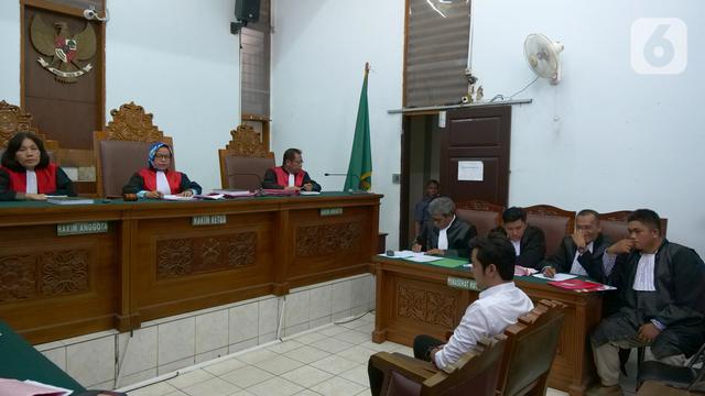 Kriss Hatta ketika menjalani sidang perdana kasus dugaan penganiyaan.
