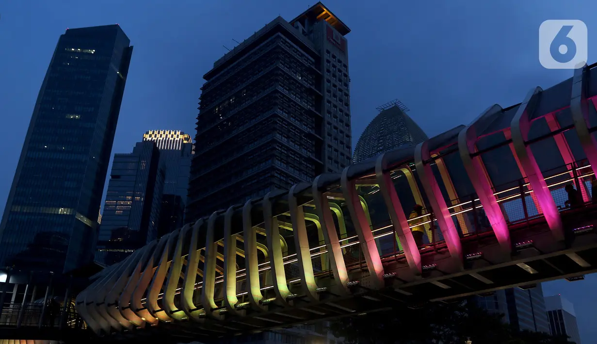 Suasana gedung perkantoran di Jakarta, Sabtu (17/10/2020). International Monetary Fund (IMF) memangkas proyeksi pertumbuhan ekonomi Indonesia 2020 menjadi minus 1,5 persen pada Oktober, lebih rendah dari proyeksi sebelumnya pada Juni sebesar minus 0,3 persen. (Liputan6.com/Johan Tallo)