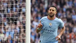 Pemain Manchester City, Riyad Mahrez merayakan gol kedua timnya pada laga semifinal Piala FA 2022/2023 melawan Sheffiled United di Stadion Wembley, London, Minggu (23/04/2023) WIB. The Cityzens sukses meraih kemenangan melalui hattrick Mahrez. (AP Photo/Alastair Grant)