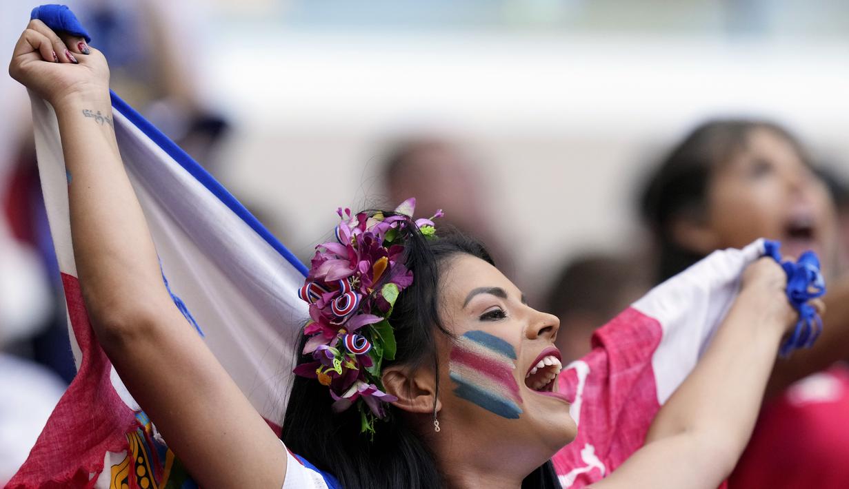 Suporter wanita Kosta Rika saat menghadiri pertandingan melawan Jepang pada laga Piala Dunia di Stadion Al Rayyan, Qatar, Minggu (27/11/2022). (AP/Darko Bandic)
