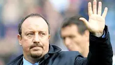 Lambaian tangan manajer Liverpool Rafael Benitez kepada para suporter klub seusai laga lawan Burnley di Turf Moor, 25 April 2010. Liverpool unggul 4-0. AFP PHOTO / ANDREW YATES