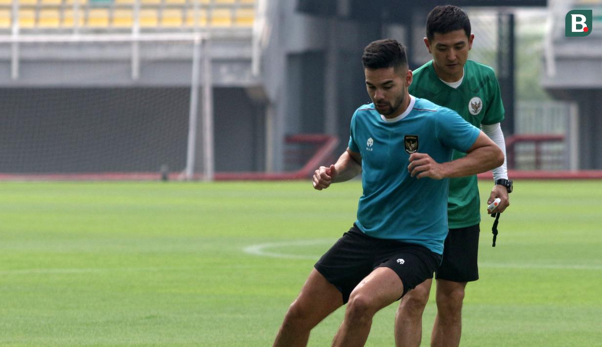 Pemain Timnas Indonesia, Sandy Walsh melakukan latihan resmi menjelang laga FIFA Matchday melawan Palestina di Stadion Gelora Bung Tomo (GBT), Surabaya, (6/6/2023). Hanya ada 8 pemain yang mengikuti sesi tersebut. Mereka adalah Sandy Walsh, Andy Setyo, Rafael Struick, Ivar Jenner, Syahrul Trisna, Dendy Sulistyawan, Fachruddin Aryanto, dan Dimas Drajad. (Bola.com/Wahyu Pratama)