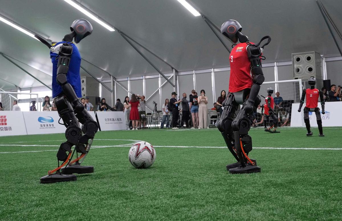 FOTO: Aksi Seru Robot Humanoid Main Bola Jelang World Humanoid Robot Games 2025