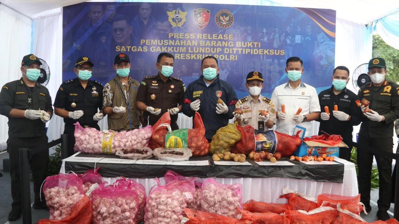 Polri Musnahkan Ribuan Kilogram Bawang Impor Ilegal dari Jalur Tikus Perbatasan Malaysia
