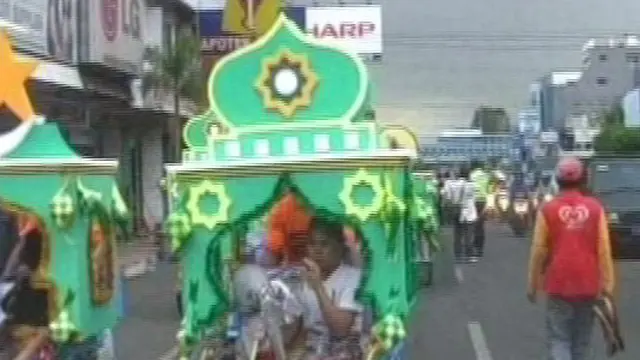 Jelang Buka Puasa, Ratusan Becak Hias Pawai dan Freestyle