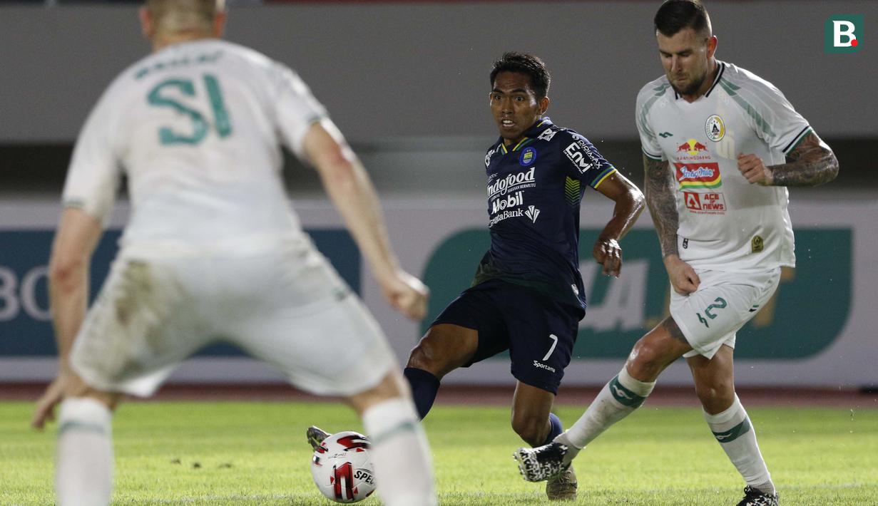 Pemain sayap Persib Bandung ini mampu memperlihatkan permainan yang sangat apik di lini serang, terutama di sisi kiri. Tak hanya cepat, Frets kerap menjadi penyelamat Persib di Piala Menpora 2021. Total Frets Butuan mampu mencetak tiga gol selama Piala Menpora 2021. (Foto: Bola.com/Ikhwan Yanuar)