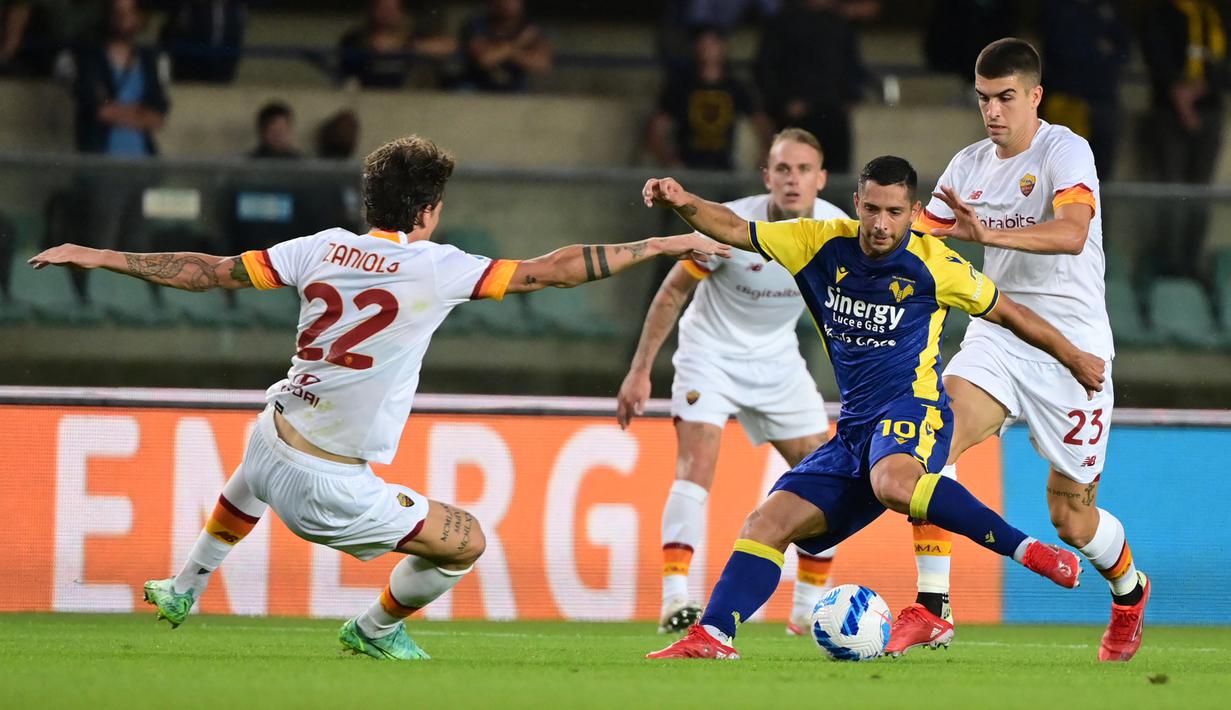 Gianluca Caprari. Striker Hellas Verona berusia 28 tahun ini dipinjam dari Sampdoria usai dipinjamkan ke Benevento selama satu musim. Ia telah bermain dalam 11 laga musim ini di semua ajang dengan mencetak 3 gol dan 4 assist. (AFP/Miguel Medina)