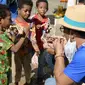 Ridwan Kamil memberikan cinderamata mainan tradisional ke sejumlah anak-anak Papua (dok.instagram/@ridwankamil/https://www.instagram.com/p/CUj4jNdpQVk/Komarudin)